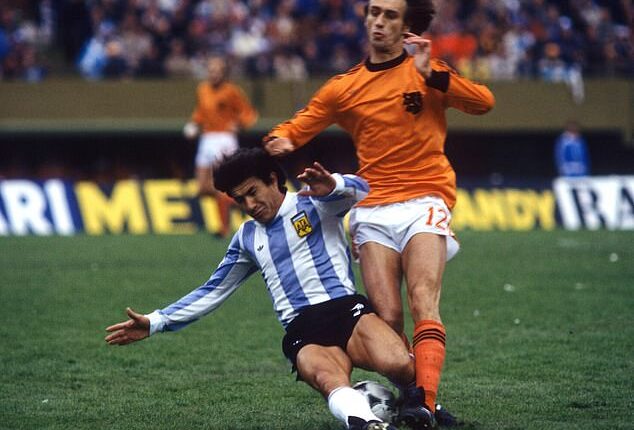Argentinian World Cup winner Luis Galvan (left) has died aged 77 in his homeland