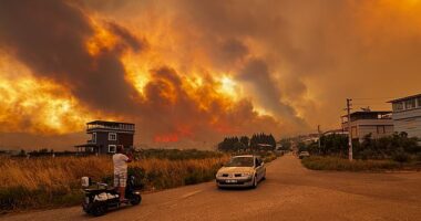 Huge fires broke out in Izmir, Turkey, causing travel chaos for hundreds of passengers