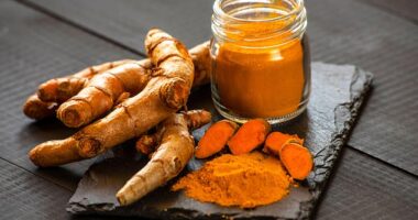 A study has found that curcumin¿the compound that gives turmeric its bright orange colour¿can block the growth of early cancer cells in the bowel