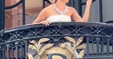Rachel Zegler has been seen for the first time as Eva Perón in Evita on Tuesday as she performed Don't Cry For Me Argentina on the London Palladium balcony