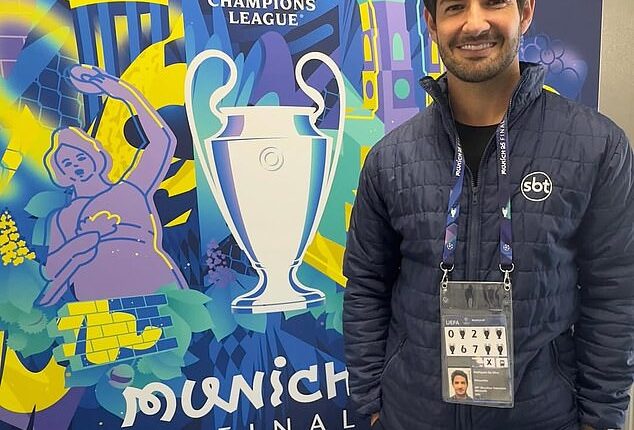 Former Chelsea striker Alexandre Pato has offered to pay the pay the bill to bring the body of a tourist who plunged down an Indonesian volcano