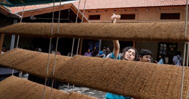 How an innovative portable shelter could help India's outdoor workers beat the heat