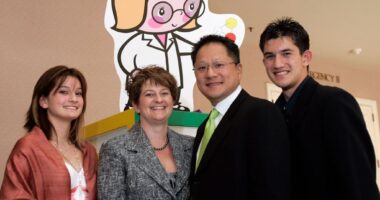 Celebrity Net Worth logo