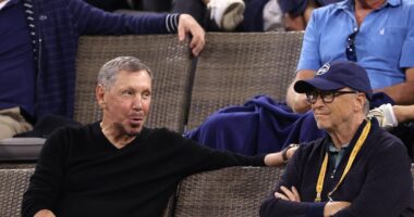 Celebrity Net Worth logo