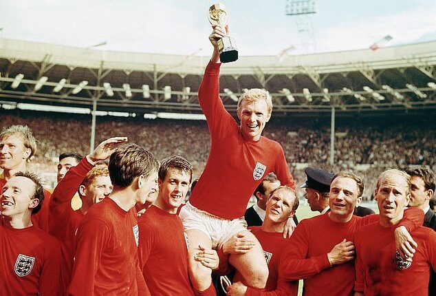 A campaign to honour Bobby Moore with a knighthood has been met with lots of backing