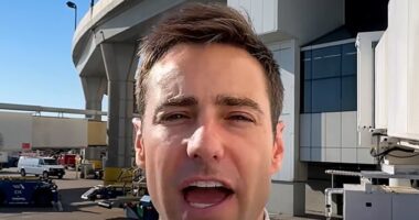 YouTuber and pilot Garrett Ray ( @flywithgarrett) has shared a video explaining how much he earns flying for a major airline in the USA