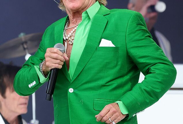 Rod Stewart made sure to put on an jam-packed Glastonbury performance on Sunday evening, but he had to let his backing singers take over midway through his set