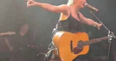 Taylor Swift made a stunning return to the stage at the concert hosted by Travis Kelce