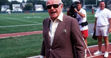 Celebrity Net Worth logo