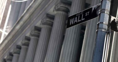 U.S. stock futures dip ahead of renewed trade talks with China