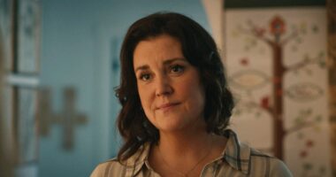 Yellowjackets' Melanie Lynskey Shares A Disappointing Update On Her Husband's Missing Bonus Episode