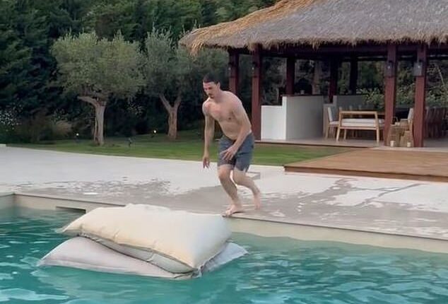 Former Manchester United striker Zlatan Ibrahimovic performed an unbelievable stunt