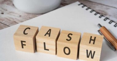 10 dividend stocks with yields up to 6.92% and plenty of cash flow for higher payouts