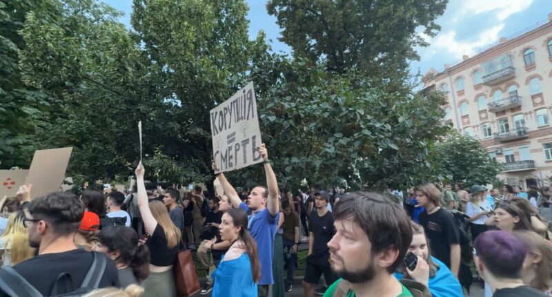 Anti-Zelensky Protests Erupt in Ukraine After Crackdown on Anti-Corruption Agencies.