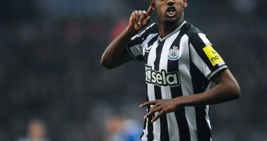 Liverpool will be pipped by a 'stronger' Arsenal to next season's Premier League if they fail to secure the services of Newcastle forward Alexander Isak, Mark Clattenburg has predicted