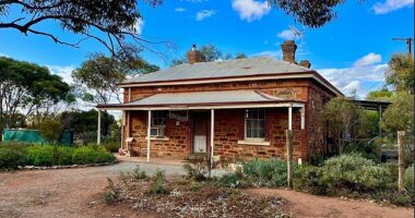 Tucked away in the sleepy town of Whyte Yarcowie, South Australia , this charming country home, and former 1897 police station, is turning heads for one very unexpected reason