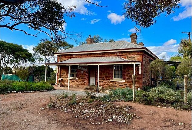 Tucked away in the sleepy town of Whyte Yarcowie, South Australia , this charming country home, and former 1897 police station, is turning heads for one very unexpected reason