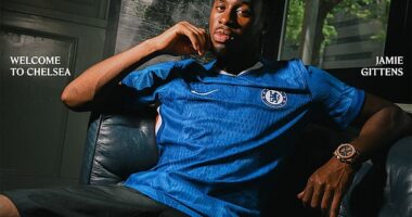 Chelsea have completed the signing of winger Jamie Gittens from Borussia Dortmund