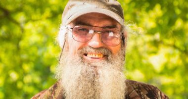 Duck Dynasty's Uncle Si Robertson Had A Nasty Hunting Accident