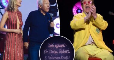 Elton John plays Robert Kraft's July Fourth bash