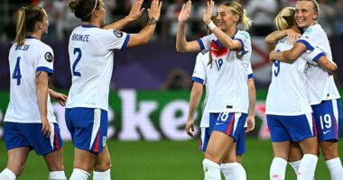 England cruised to a thumping 6-1 victory over Wales to qualify for the Euros quarter-finals