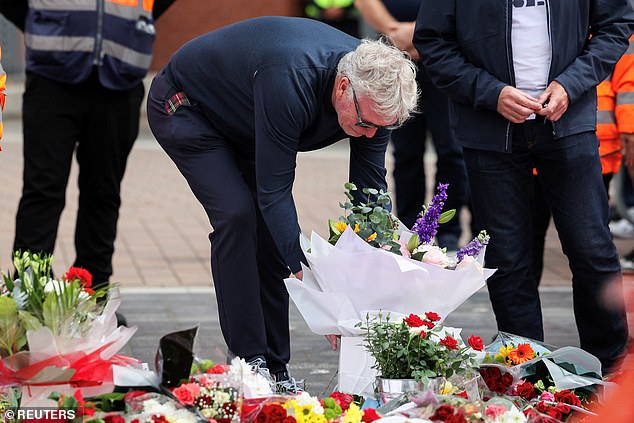 Everton boss David Moyes lays flowers at Anfield in tribute to Diogo Jota after Liverpool star's tragic death at 28