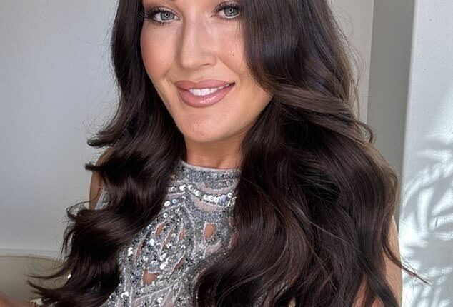 It hit me on a recent girls' night out that literally every single one of my friends was complaining about the same beauty dilemma - our thinning hair. (Don't let this picture fool you, I'm wearing a whole pack of clip-in extensions to fake fuller locks)
