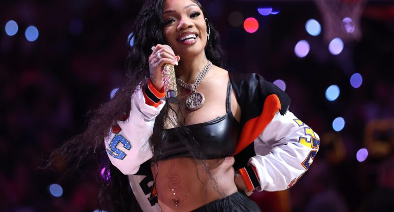 GloRilla Turns Up The Heat For Fan With SPICY Dance At 'GloBash' Concert