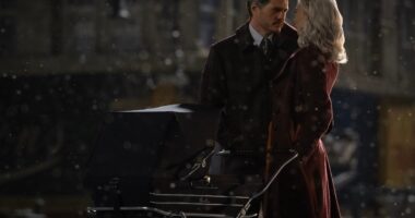 (L-R) Pedro Pascal as Reed Richards/Mister Fantastic and Vanessa Kirby as Sue Storm/Invisible Woman in 20th Century Studios/Marvel Studios' THE FANTASTIC FOUR: FIRST STEPS. Photo by Jay Maidment. © 2025 20th Century Studios / © and ™ 2025 MARVEL.