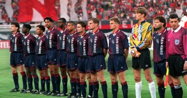 Edgar Davids (3rd left) has revealed that he had the chance to join Manchester United