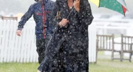 Shoe malfunction! One woman struggled with the extreme weather and was even more unlucky when her wedge strap snapped