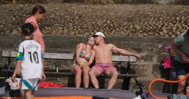 Government says no law change needed to send workers home in extreme heat