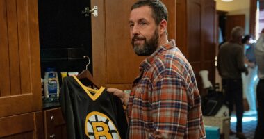Julie Bowen as Virginia and Adam Sandler as Happy Gilmore (Writer/Producer) in Happy Gilmore 2