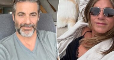 Jennifer Aniston cozies up to rumored beau Jim Curtis in Mallorca