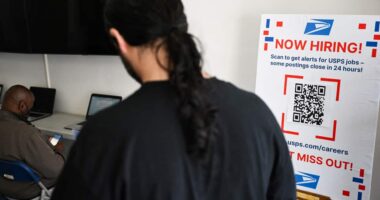 Jobless claims stay low as companies remain hesitant about layoffs