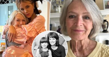 Kate Beckinsale reveals her mom died her arms