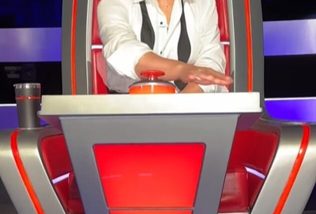 Kelly Clarkson unveiled her brand new haircut as she announced her return to The Voice