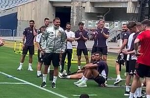 Manchester United 's players were introduced to a high-tech cooldown jacket to help combat soaring temperatures in Chicago