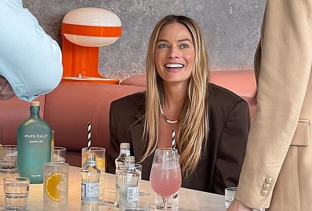 Margot Robbie flashed a dazzling smile as she enjoyed brunch and drinks with pals at Bondi Green restaurant in London's Paddington this week
