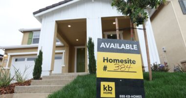 Pessimistic home builders are offering ‘outrageous’ incentives to lure buyers