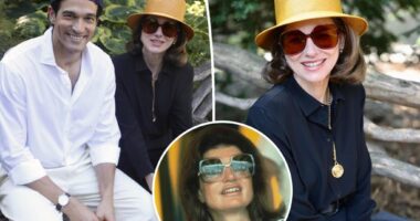 See first photos of Naomi Watts as Jackie Kennedy in 'American Love Story'