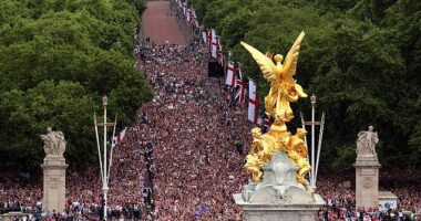 The huge crowd packed onto The Mall to watch as the Lionesses arrived at Buckingham Palace