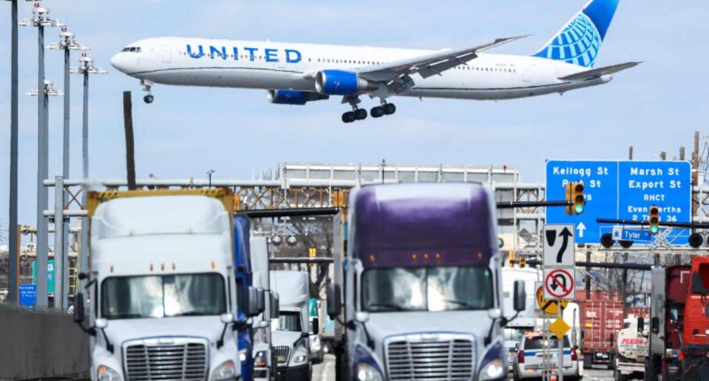 United Airlines just tweaked its profit outlook for the year. It’s still not enough for the stock.