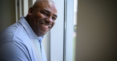 Celebrity Net Worth logo