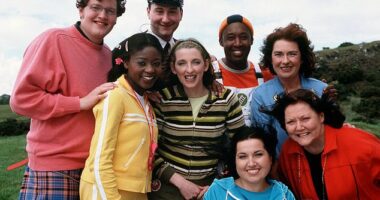 The original cast of Balamory in 2002 included Miles Jupp as Archie, Buki Akib as Josie Jump, Andrew Agnew as PC Plum, Julie Wilson Nimmo as Ms Hoolie and Rodd Christensen as Spencer plus Kim Tserkezie as Penny Pocket and Mary Riggans as Suzie Sweet