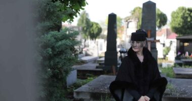 When my friend was on her deathbed, her parents took $25,000 in cash and won’t give it to her son. Do we tell him?