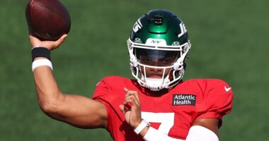 Aaron Glenn Gets Honest on Justin Fields’ Progress in Jets Camp