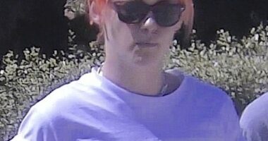 This 35-year-old actor was spotted over the weekend after ditching the blond locks she has rocked for months in favour of a more eye-catching hue