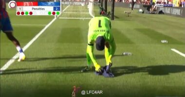 Dean Henderson was spotted reading notes on a water bottle during Sunday's shootout