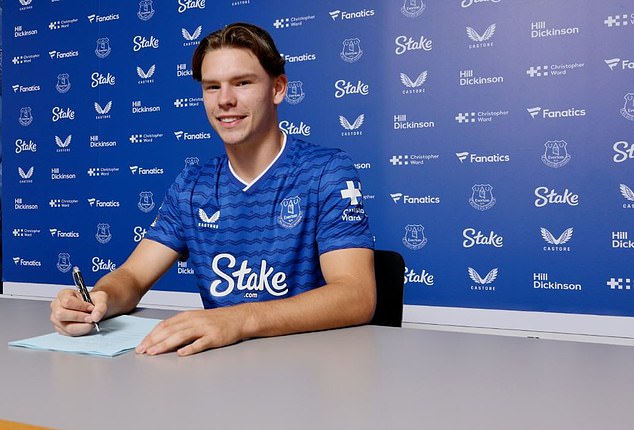 Everton have completed the signing of Southampton starlet Tyler Dibling for £42million